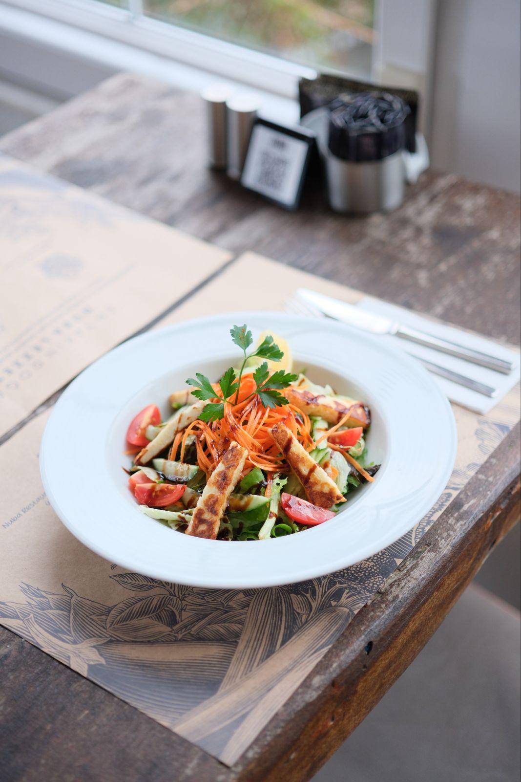 Hellim Peynirli Akdeniz Salatası